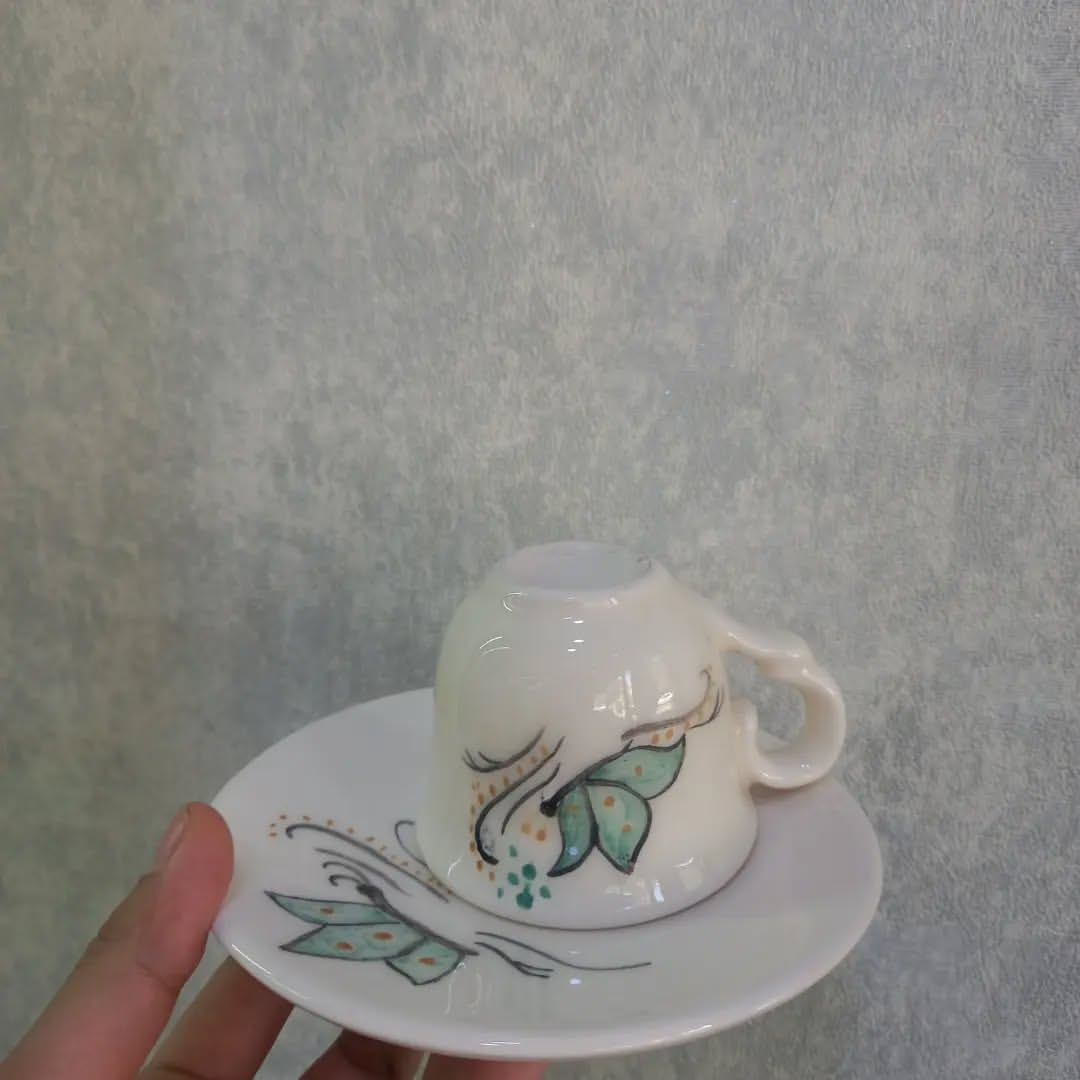 فنجان چای و قهوه ریزه میز